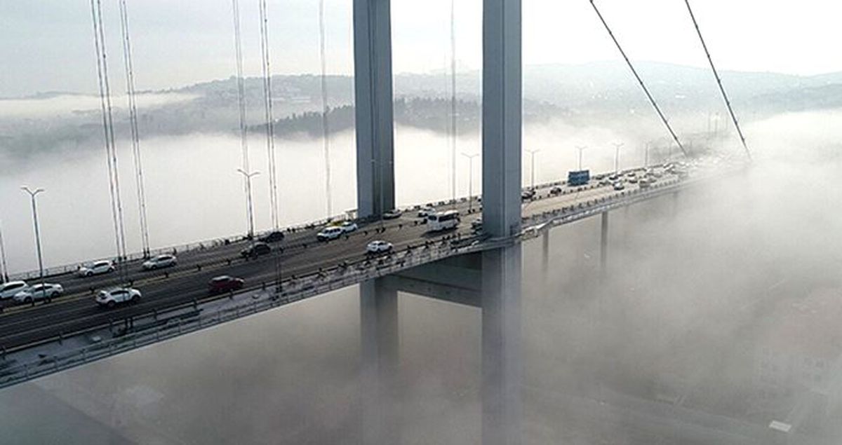 İstanbul'da yoğun sisten dolayı Boğaz, transit gemi geçişlerine kapatıldı