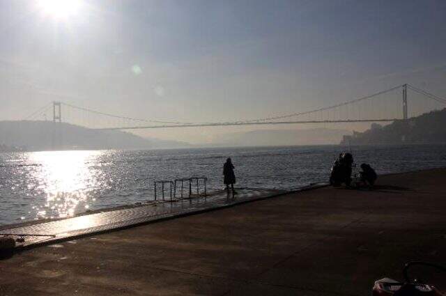 İstanbul'da yoğun sisten dolayı Boğaz transit gemi geçişlerine kapatıldı