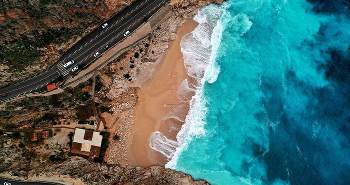 Kaputaj Plajı'nda yağmur sonrası oluşan deniz manzarası vatandaşları hayran bıraktı