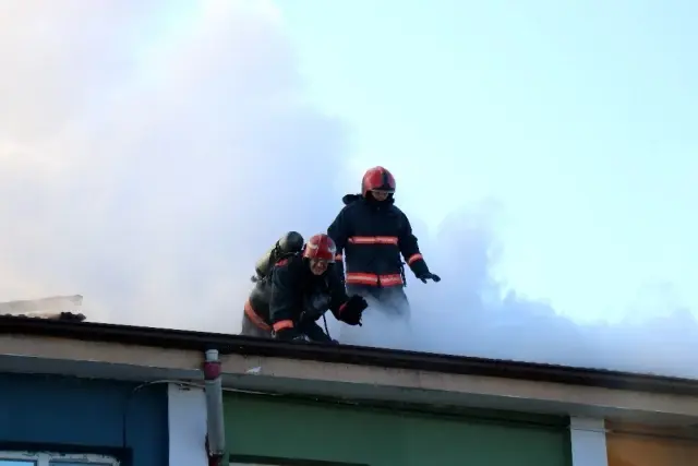 Okul çatısı alev alev yandı öğrenciler panik yaşadı Okul çatısı alev alev yandı öğrenciler panik yaşadı