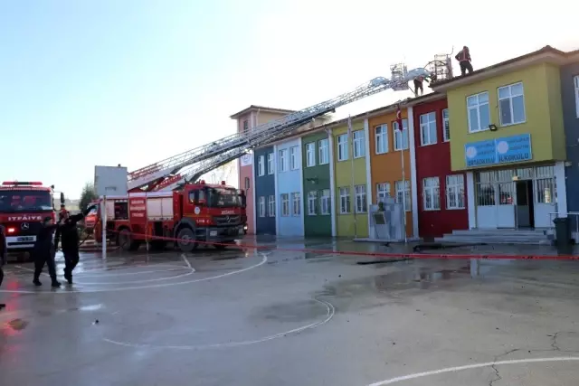Okul çatısı alev alev yandı öğrenciler panik yaşadı Okul çatısı alev alev yandı öğrenciler panik yaşadı