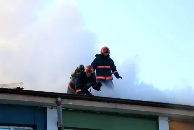 Okulun çatısı alev alev yandı öğrenciler panik yaşadı Okulun çatısı alev alev yandı öğrenciler panik yaşadı