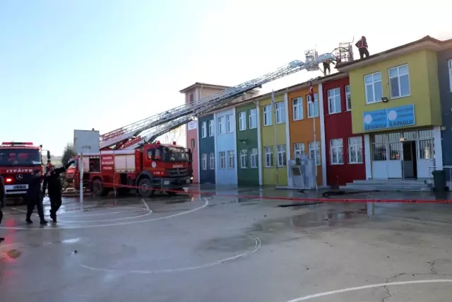 Okulun çatısı alev alev yandı öğrenciler panik yaşadı Okulun çatısı alev alev yandı öğrenciler panik yaşadı