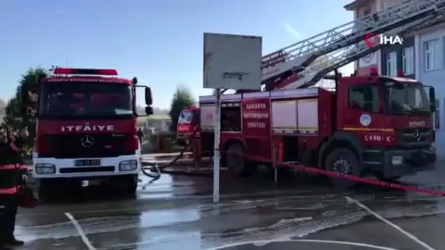 Okulun çatısı alev alev yandı öğrenciler panik yaşadı Okulun çatısı alev alev yandı öğrenciler panik yaşadı