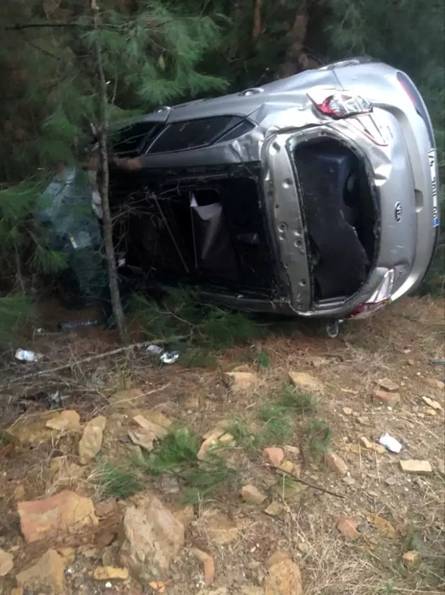 Otomobil ağaçlık alana uçtu: 1 yaralı Otomobil ağaçlık alana uçtu: 1 yaralı