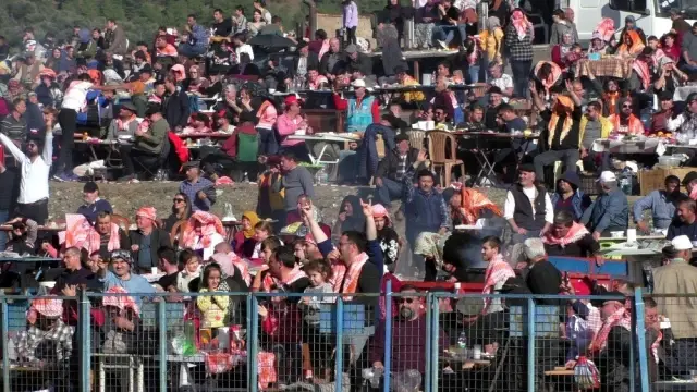 Pehlivan develer kozlarını Buharkent arenasında paylaştı Pehlivan develer kozlarını Buharkent arenasında paylaştı