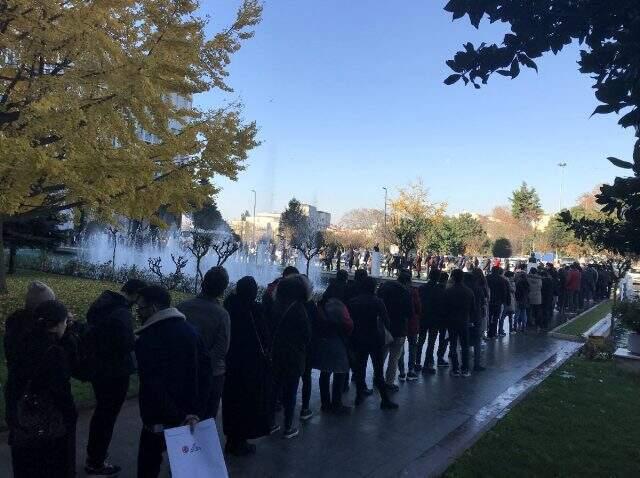Personel alımı duyurusu, İBB önünde uzun kuyruklar oluşturdu