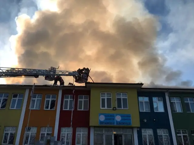 Sakarya'da okulda çıkan yangın kontrol altına alındı Sakarya'da okulda çıkan yangın kontrol altına alındı