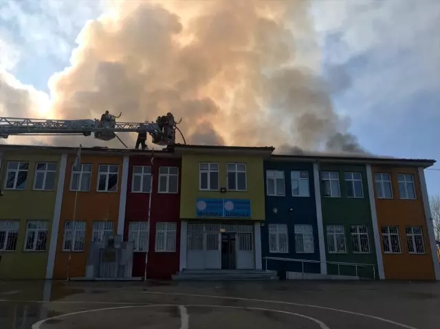 Sakarya'da okulda çıkan yangın kontrol altına alındı Sakarya'da okulda çıkan yangın kontrol altına alındı