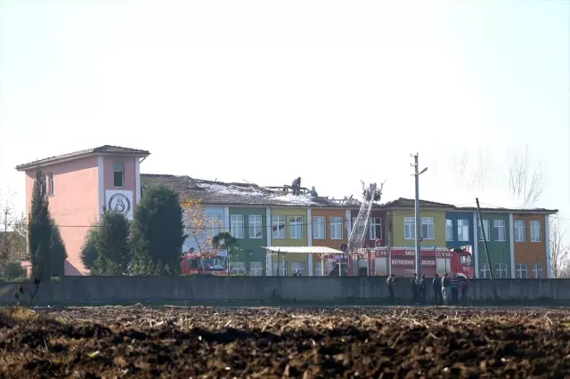 Sakarya'da okulda çıkan yangın kontrol altına alındı Sakarya'da okulda çıkan yangın kontrol altına alındı