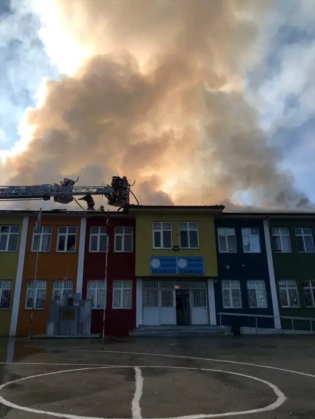 Sakarya'da okulda çıkan yangın kontrol altına alındı Sakarya'da okulda çıkan yangın kontrol altına alındı
