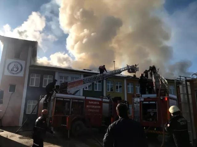 Sakarya'da okulda çıkan yangın kontrol altına alındı Sakarya'da okulda çıkan yangın kontrol altına alındı