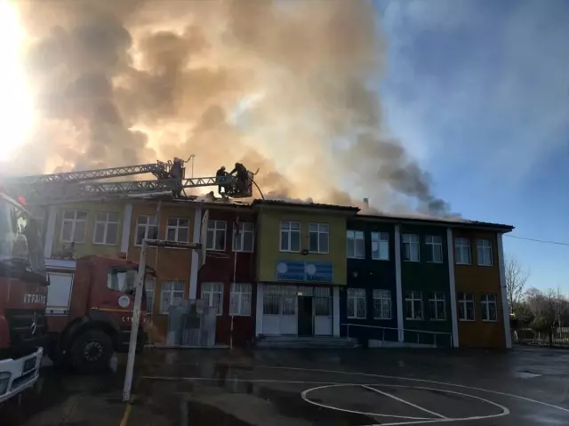 Sakarya'da okulda çıkan yangın kontrol altına alındı Sakarya'da okulda çıkan yangın kontrol altına alındı