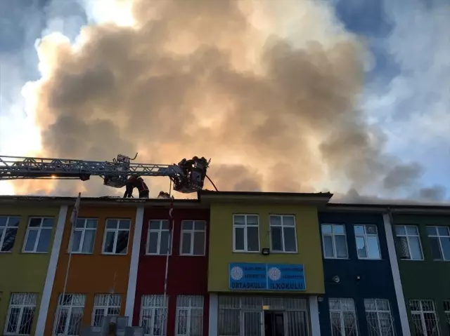 Sakarya'da okulda çıkan yangın kontrol altına alındı Sakarya'da okulda çıkan yangın kontrol altına alındı