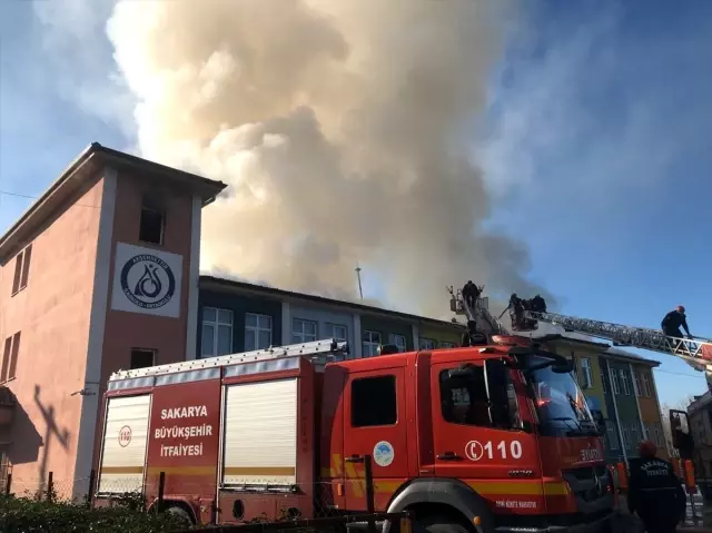 Sakarya'da okulda çıkan yangın kontrol altına alındı Sakarya'da okulda çıkan yangın kontrol altına alındı