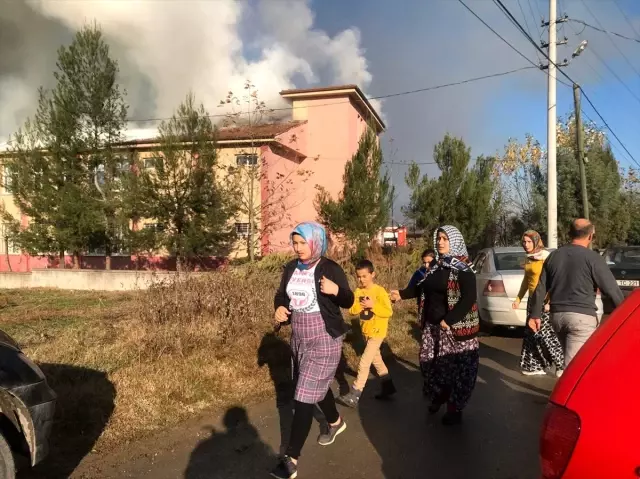 Sakarya'da okulda çıkan yangın kontrol altına alındı Sakarya'da okulda çıkan yangın kontrol altına alındı