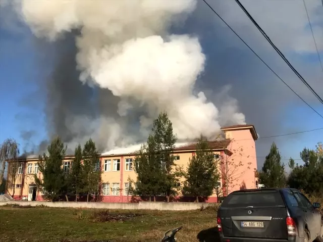 Sakarya'da okulda çıkan yangın kontrol altına alındı Sakarya'da okulda çıkan yangın kontrol altına alındı