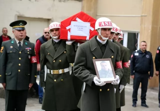 Vatani görevini yaparken hayatını kaybetti Vatani görevini yaparken hayatını kaybetti