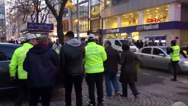 Takip edildiğini sanan kadın ortalığı birbirine kattı Takip edildiğini sanan kadın ortalığı birbirine kattı