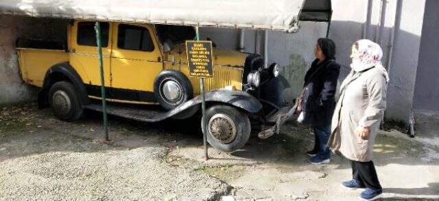 Babalarından kalma 1930 model otomobile gözü gibi bakıyorlar