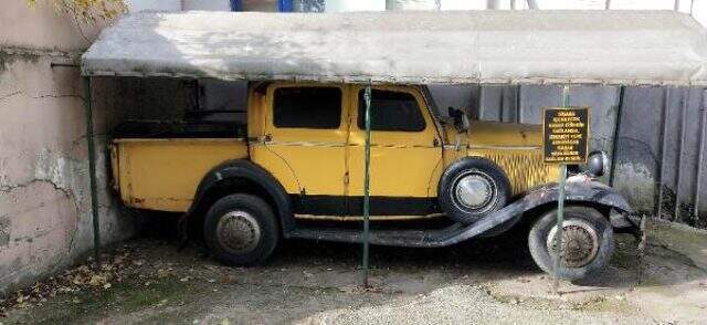 Babalarından kalma 1930 model otomobile gözü gibi bakıyorlar