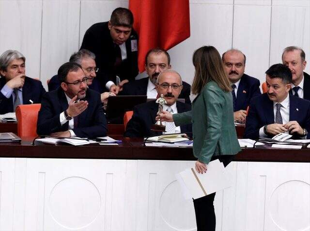 Bakan Kasapoğlu'ndan masasına ödül bırakan CHP'li vekile yanıt: Kartvizit öyle takdim edilmez
