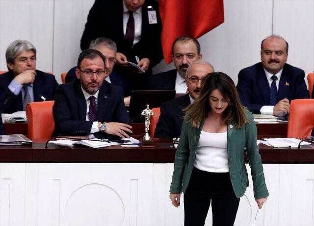 Bakan Kasapoğlu'ndan masasına ödül bırakan CHP'li vekile yanıt: Kartvizit öyle takdim edilmez