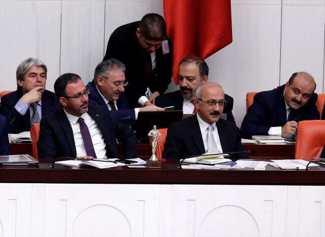 Bakan Kasapoğlu'ndan masasına ödül bırakan CHP'li vekile yanıt: Kartvizit öyle takdim edilmez