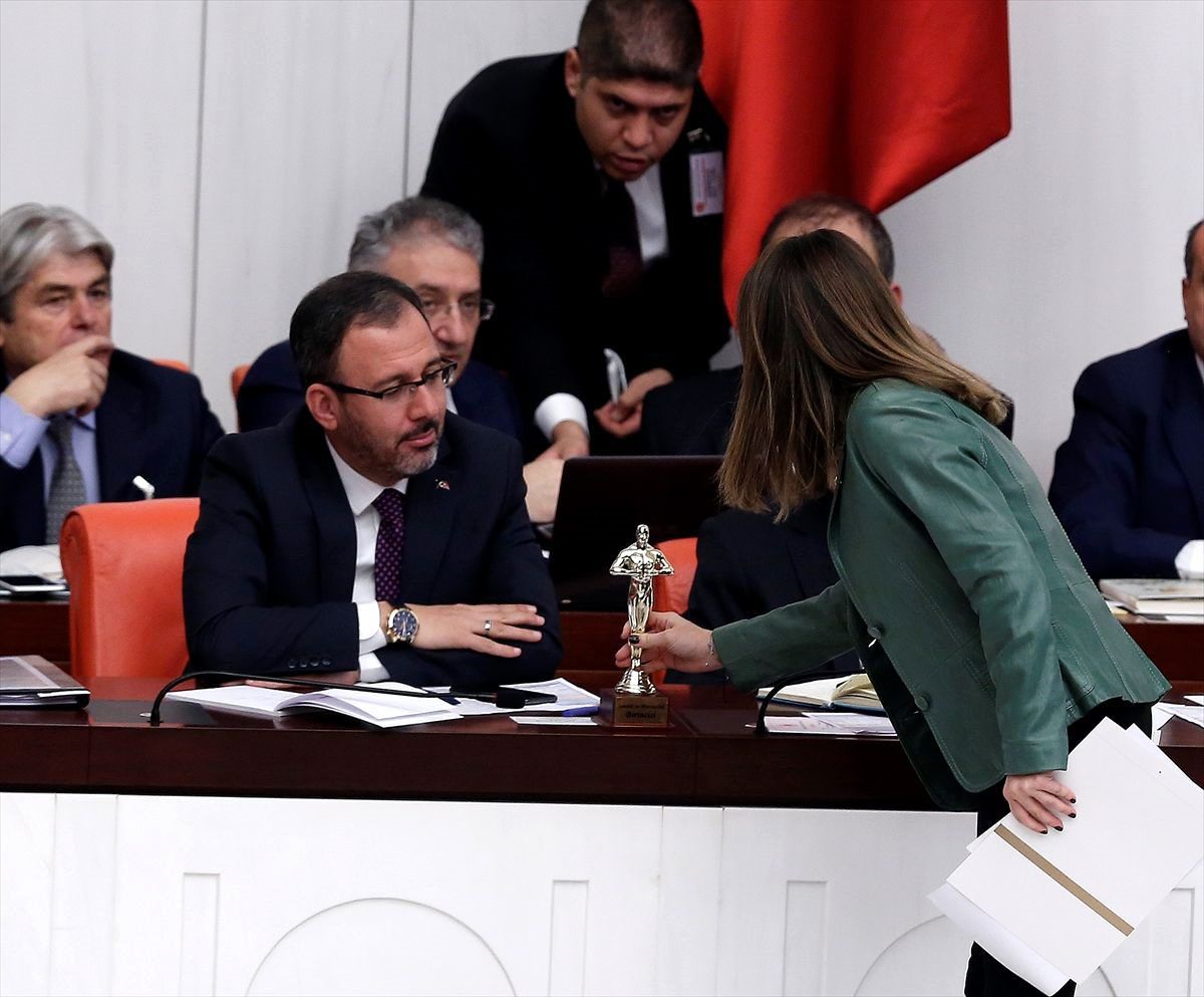 Bakan Kasapoğlu'ndan masasına ödül bırakan CHP'li vekile yanıt: Kartvizit öyle takdim edilmez