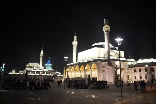 Camilerde tabure ve sandalye üzerinde namaz kılma devri kapandı