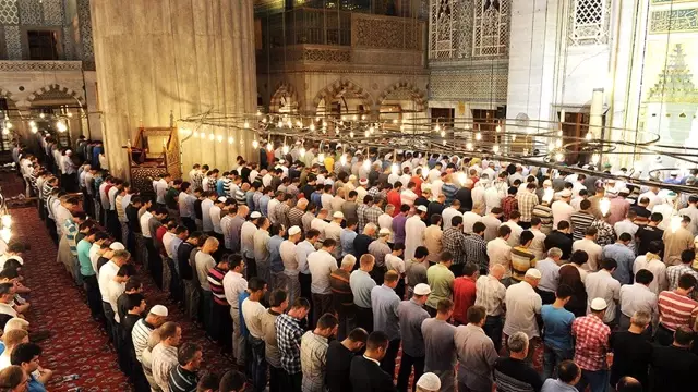 Camilerde tabure ve sandalye üzerinde namaz kılma devri kapandı