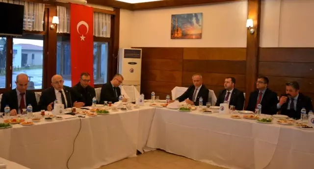 ÇOMÜ Rektörü Prof. Dr. Sedat Murat, belediye başkanlarıyla bir araya geldi ÇOMÜ Rektörü Prof. Dr. Sedat Murat, belediye başkanlarıyla bir araya geldi