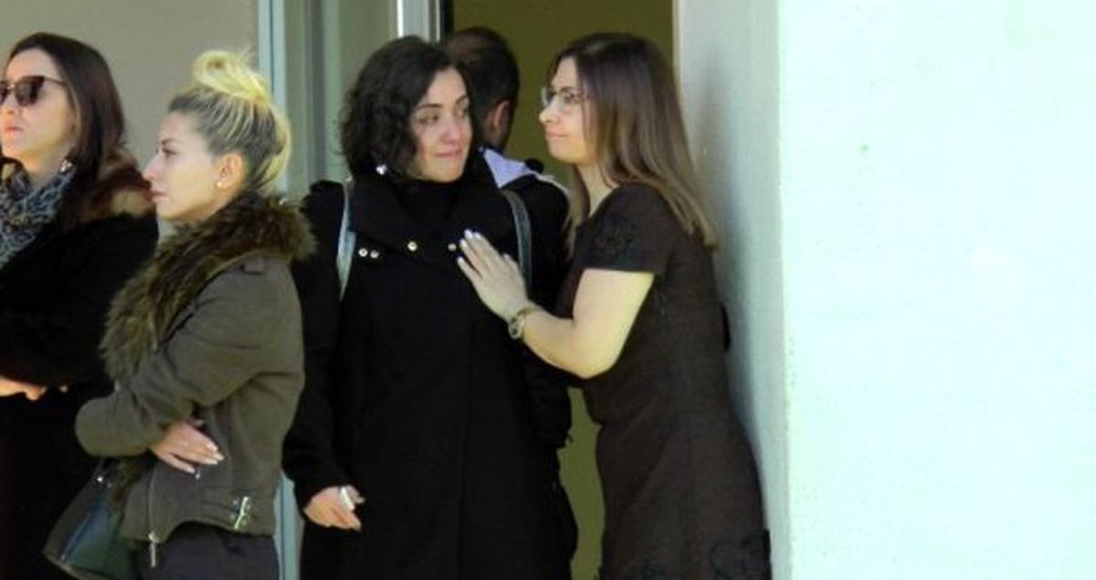 Doğa Kolejlerinde aylardır maaş alamayan öğretmenler birbirlerine sarılıp ağladı