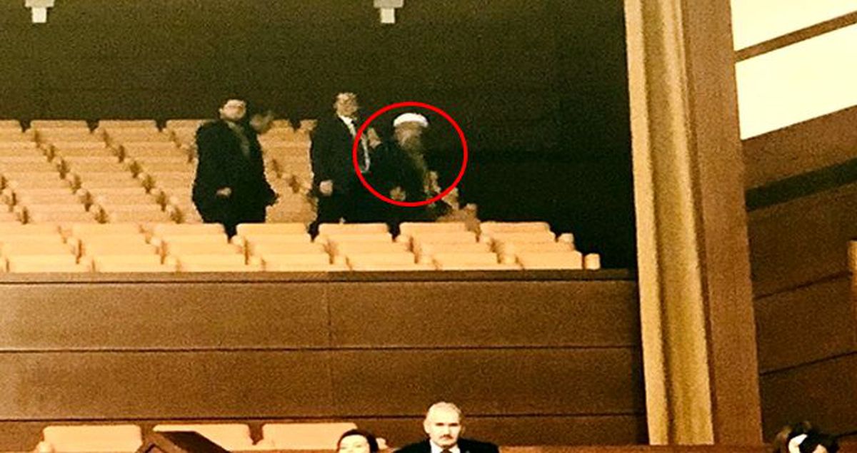 İYİ Partili Türkkan, sosyal medyadan fotoğraf paylaşıp sordu: Bu sarıklı cübbeli arkadaş kimdir?