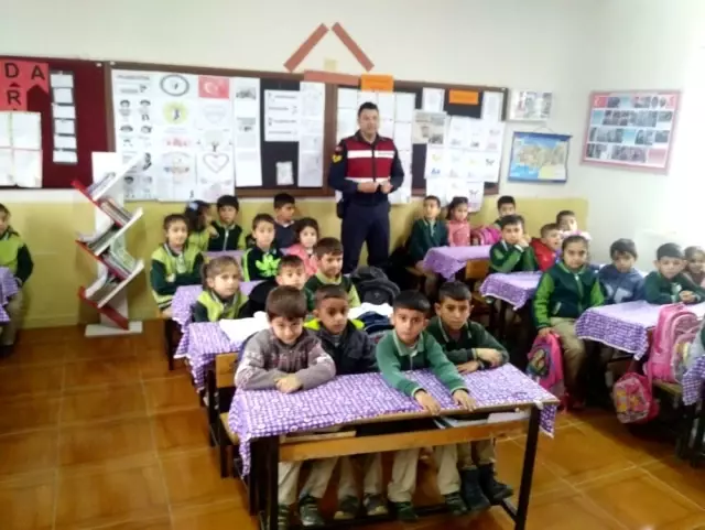 Küçük trafik dedektifleri eğitiliyor Küçük trafik dedektifleri eğitiliyor