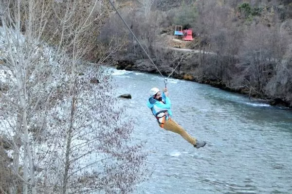 Munzur Vadisi'nde 'zipline' heyecanı Munzur Vadisi'nde 'zipline' heyecanı