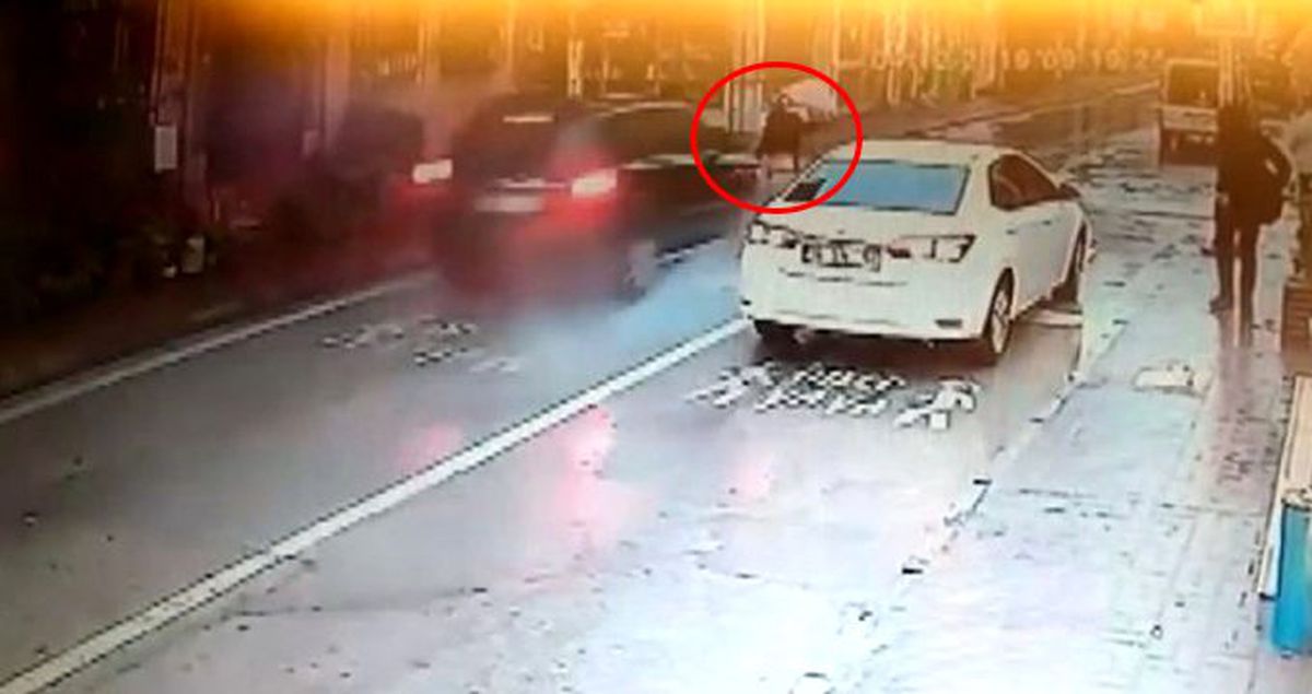 O anlar kamerada! Yaya geçidinde otomobilin çarptığı kadın, metrelerce öteye fırladı