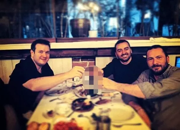 Şahan Gökbakar, Rakı Festivali'nin yasaklanmasının ardından içki fotoğrafı paylaştı Şahan Gökbakar, Rakı Festivali'nin yasaklanmasının ardından içki fotoğrafı paylaştı