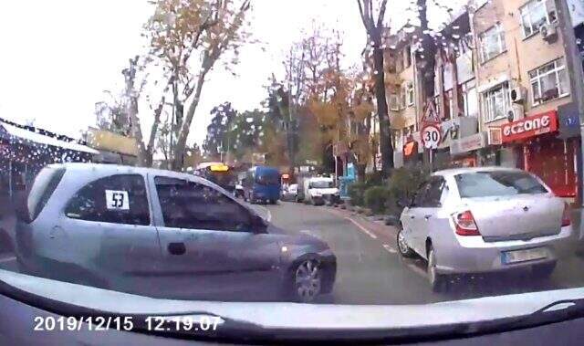 Trafik magandaları, seyir halindeki aracın önünü kesti