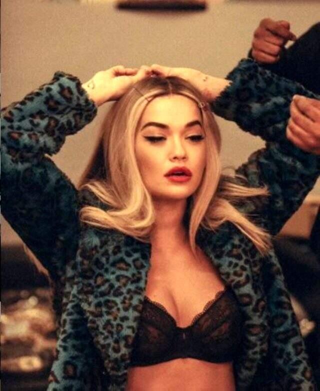 Ünlü İngiliz şarkıcı Rita Ora'nın iç çamaşırlı pozu baştan çıkardı