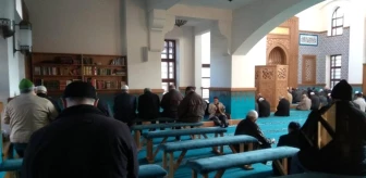Üsküdar'da kiliseye benzetilen camide sabit oturaklar kaldırıldı