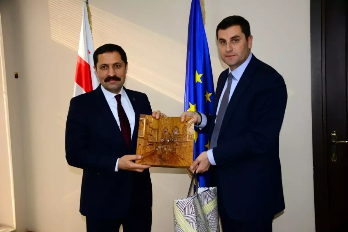 Vali Mustafa Masatlı, berberindeki heyetle birlikte Gürcistan'ın Samtskhe-Javakheti bölgesine resmî...