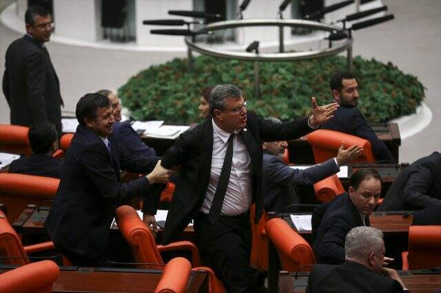 2020 bütçe görüşmelerinde vekiller birbirlerinin üzerine yürüdü