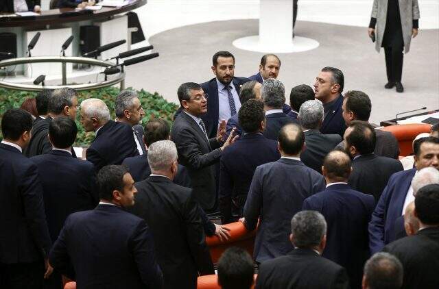 2020 bütçe görüşmelerinde vekiller birbirlerinin üzerine yürüdü
