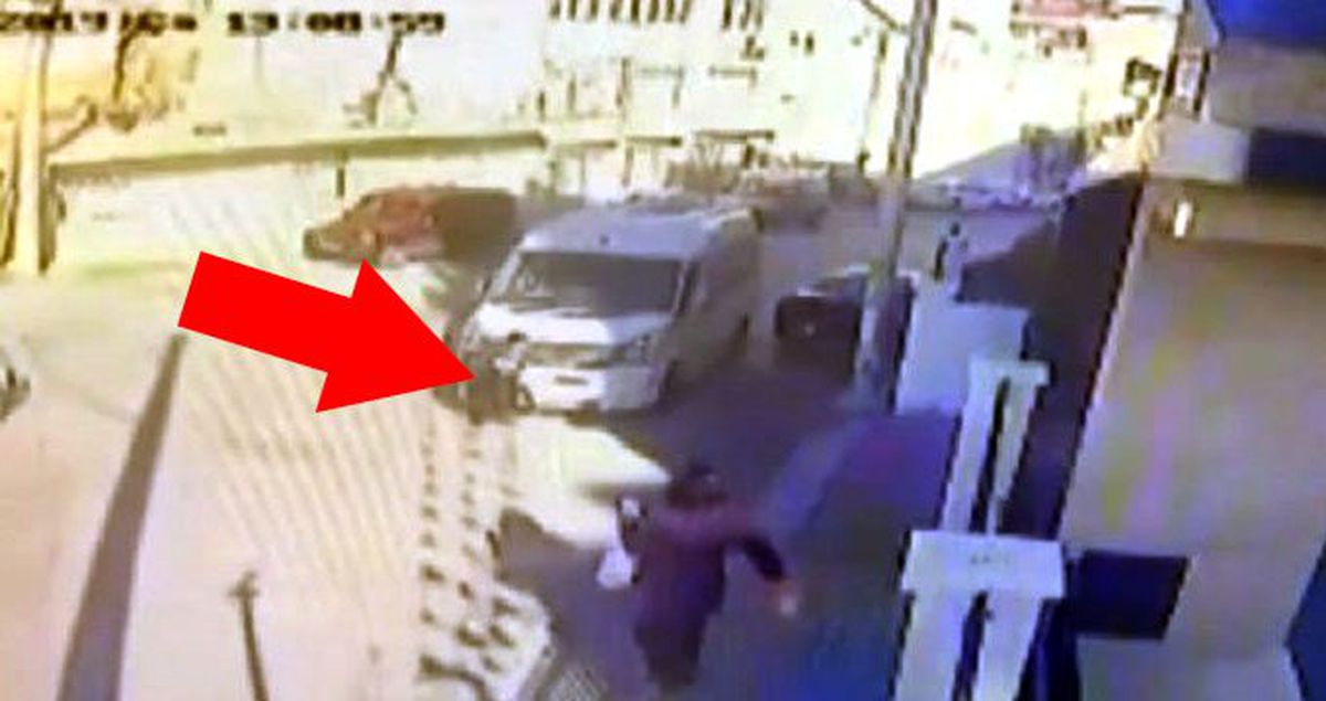 9 yaşındaki çocuk indiği servis aracının altında kaldı! İzleyenlerin yüreklerini ağızlarına getiren görüntüler kamerada