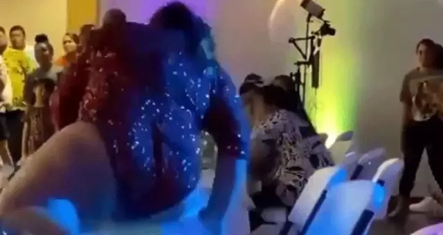 ABD'li rap şarkıcısı Lizzo, masanın üstünde dans etmek isteyince masa kırıldı ABD'li rap şarkıcısı Lizzo, masanın üstünde dans etmek isteyince masa kırıldı