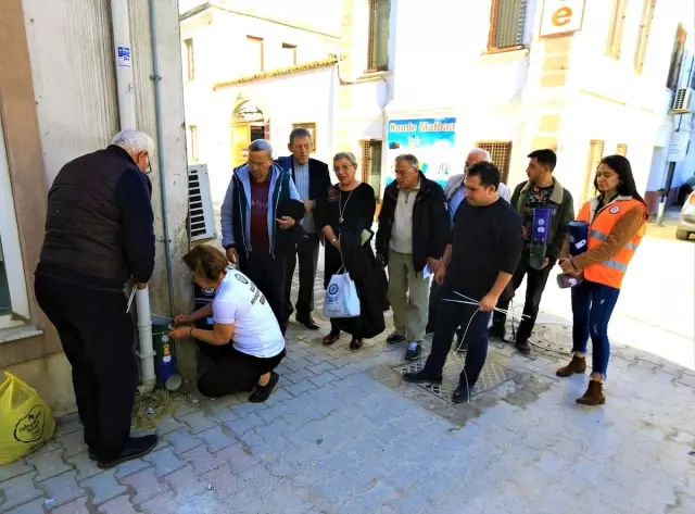 Atık su borularından sokak hayvanları için mama kabı
