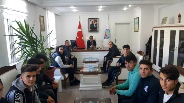 Başarılı sporculardan Kaymakam Özkan'a ziyaret Başarılı sporculardan Kaymakam Özkan'a ziyaret