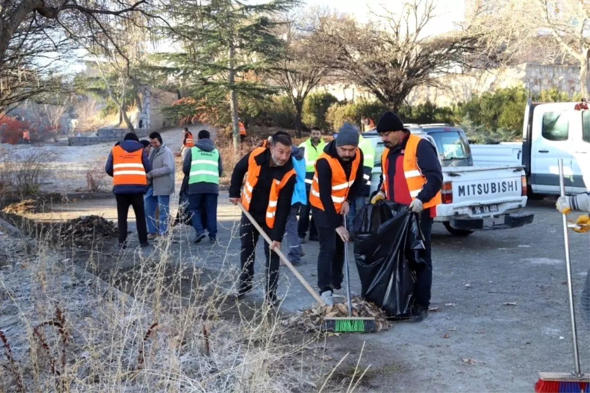 Belediye ekipleri Sümer Mahallesinde yoğun mesai harcıyor
