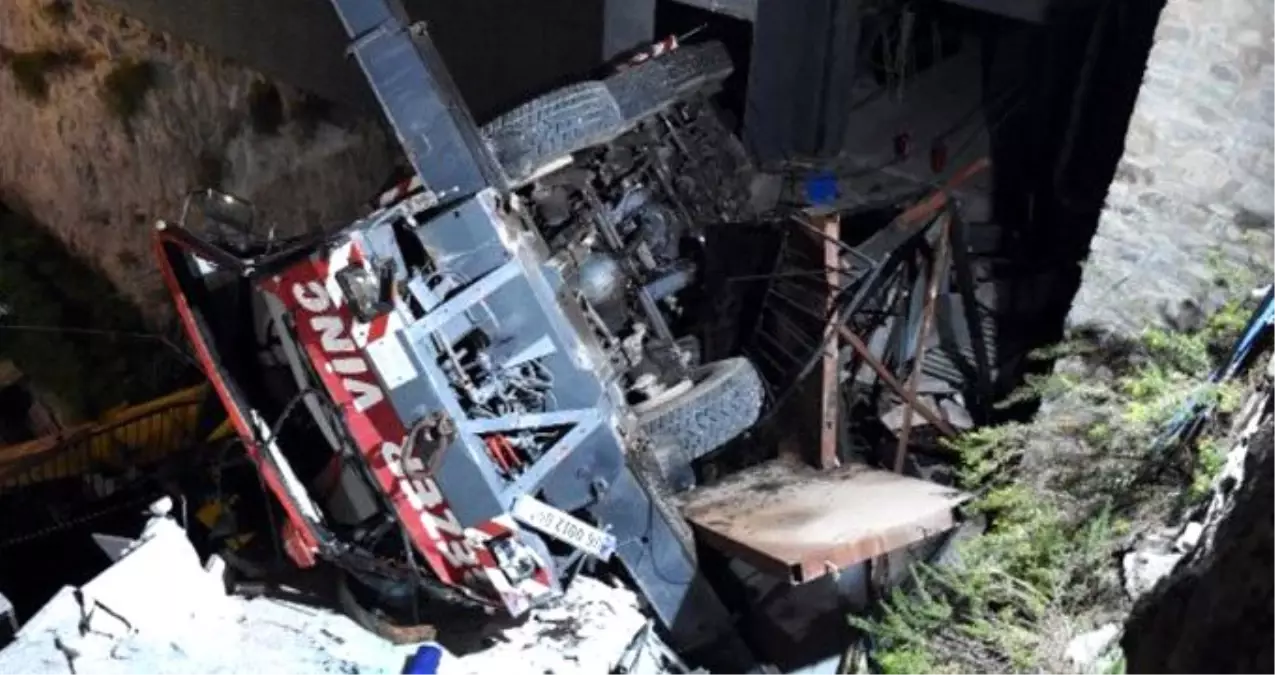 Yılbaşı süslemesi yapan işçileri taşıyan vinç devrildi: 1 ölü, 3 yaralı